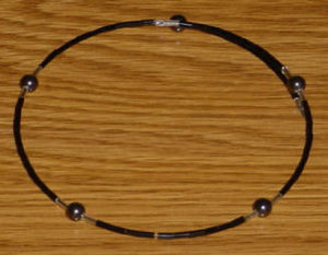 trendy andd simple dark necklace tutorial