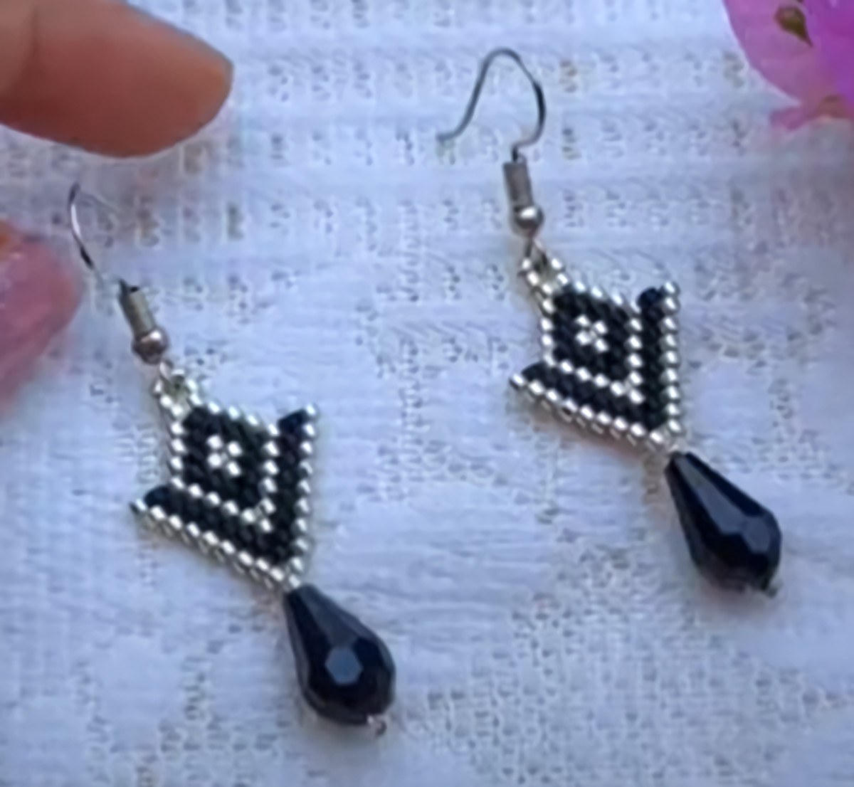 beaded earrings tutorial arrow shaped brick stitch