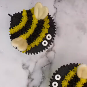 how to decorate bumblebee cupcakes